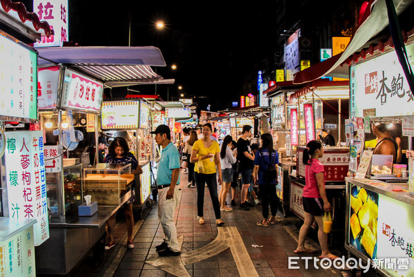 有「環保夜市」之稱的寧夏夜市再推優惠活動。（圖／記者黃士原攝）